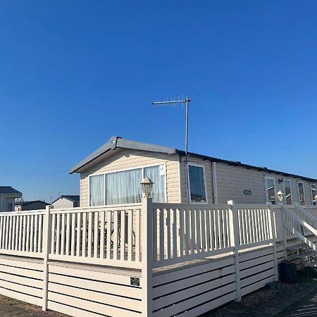 شيشستر Delightful 6 Berth Holiday Home With Decking Area المظهر الخارجي الصورة