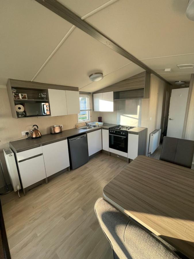 شيشستر Delightful 6 Berth Holiday Home With Decking Area المظهر الخارجي الصورة