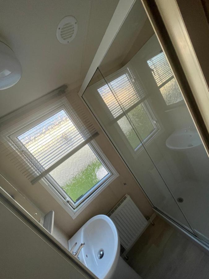 شيشستر Delightful 6 Berth Holiday Home With Decking Area المظهر الخارجي الصورة