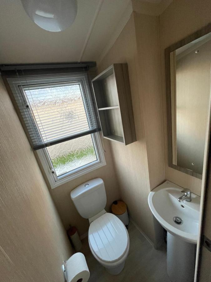 شيشستر Delightful 6 Berth Holiday Home With Decking Area المظهر الخارجي الصورة