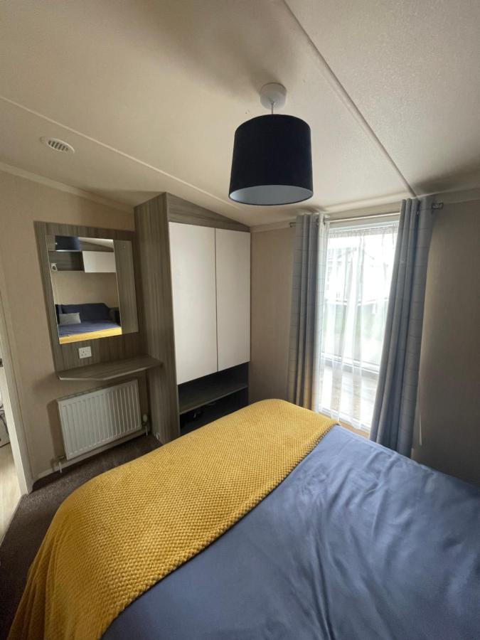 شيشستر Delightful 6 Berth Holiday Home With Decking Area المظهر الخارجي الصورة