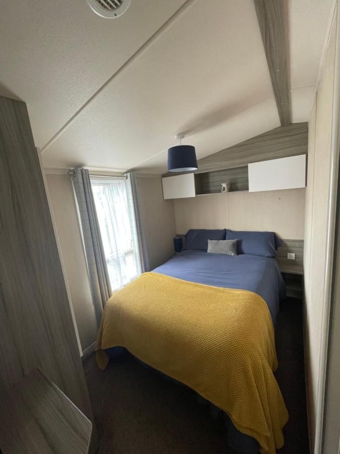 شيشستر Delightful 6 Berth Holiday Home With Decking Area المظهر الخارجي الصورة