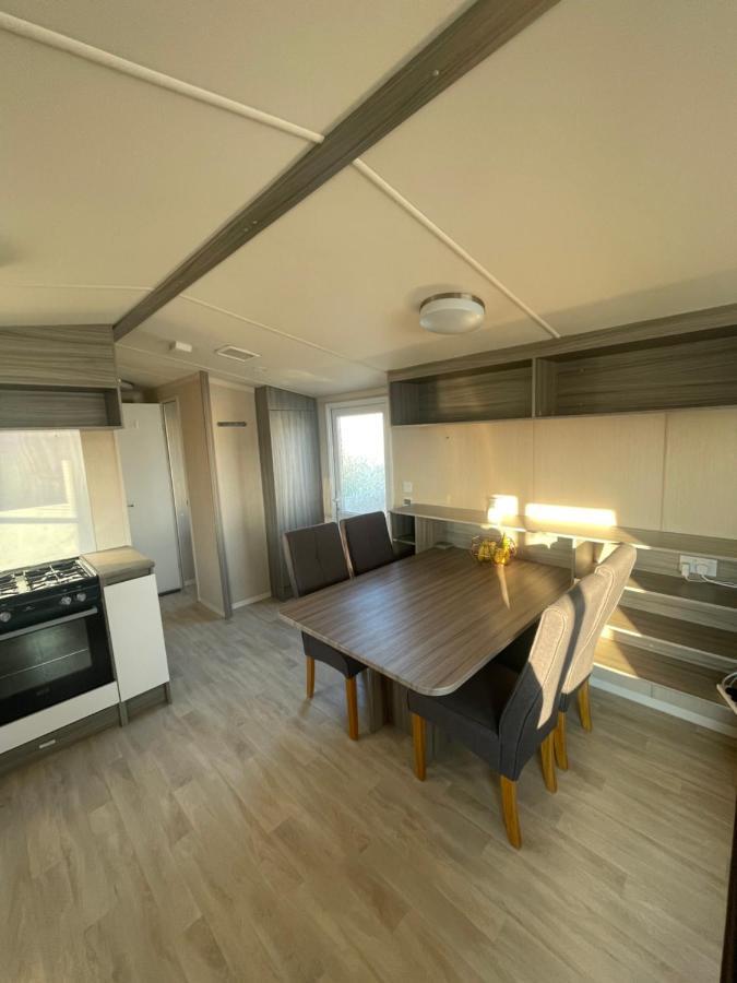 شيشستر Delightful 6 Berth Holiday Home With Decking Area المظهر الخارجي الصورة