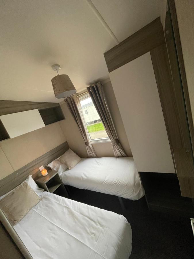 شيشستر Delightful 6 Berth Holiday Home With Decking Area المظهر الخارجي الصورة