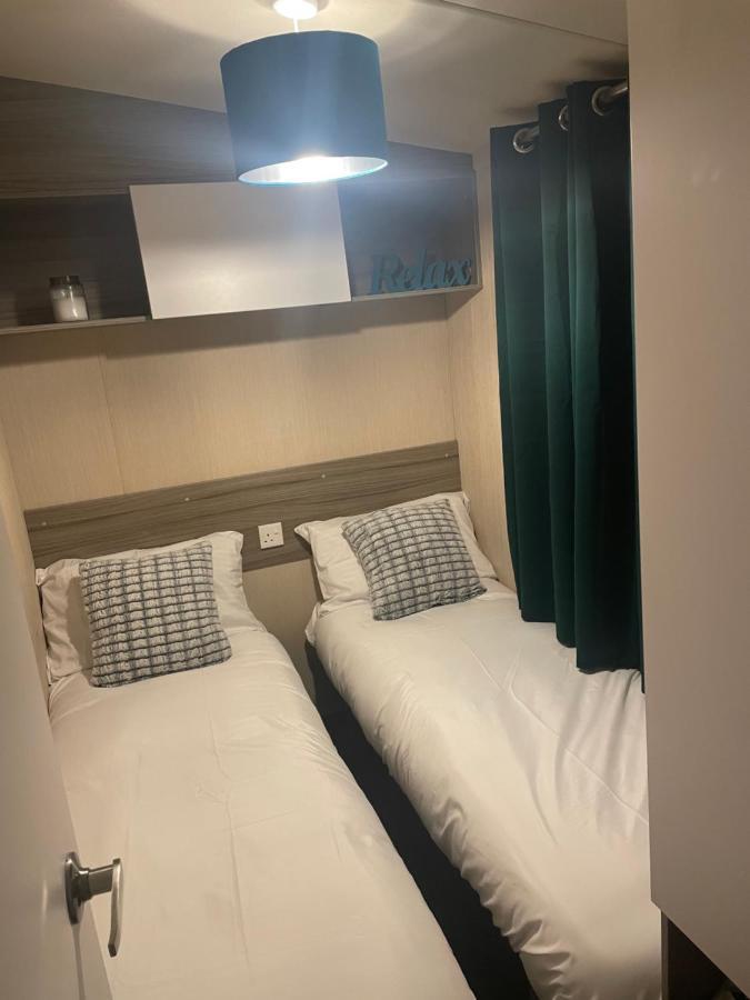 شيشستر Delightful 6 Berth Holiday Home With Decking Area المظهر الخارجي الصورة